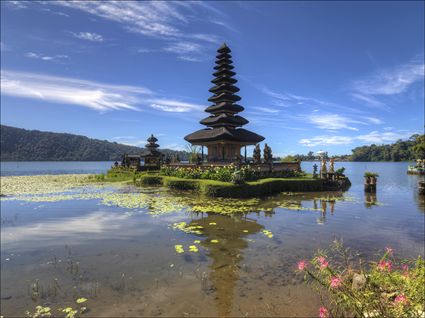 Temple on the Lake - Pura Ulun Danu Bratan - Bali SQ (PBH4 00 16591)